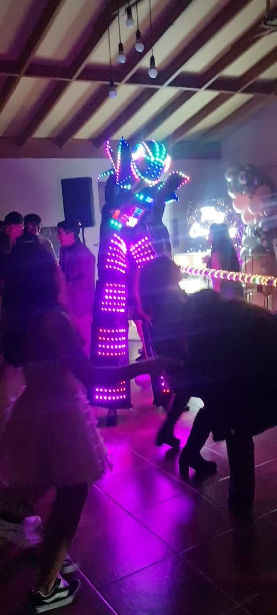 Robot LED en cumpleaños con globos y niños