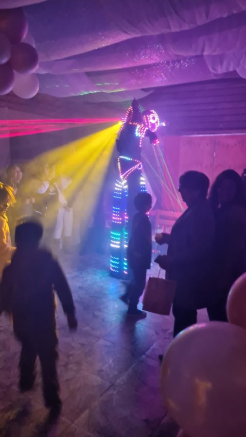 Robot LED con haces de luz en fiesta infantil